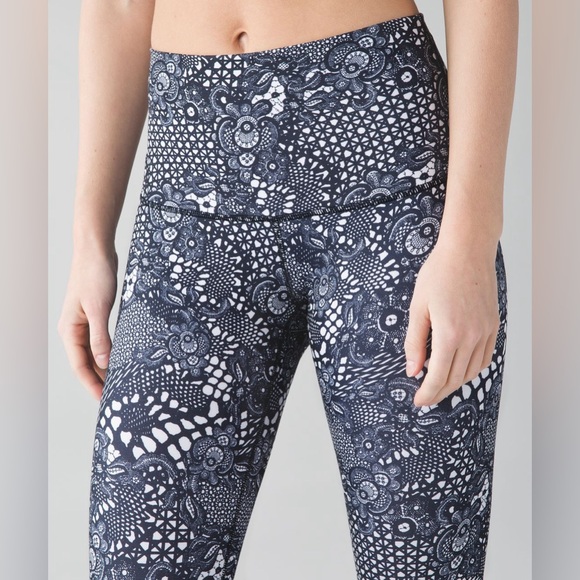 Lululemon Wunder Under Crop Leggings - “Pretty Lace White Black” Size 4 🖤✨ - Picture 3 of 7